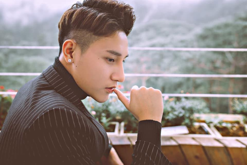 Ngoài những bình luận "ném đá", mới đây Khoa Vương còn dính nghi án lộ clip nhạy cảm từ quá khứ gây chú ý không kém trên cộng đồng mạng. Tuy nhiên, theo hot boy quê Bạc Liêu thì đây là một sự cố ngoài mong muốn, bản thân cũng chỉ là người bị hại.