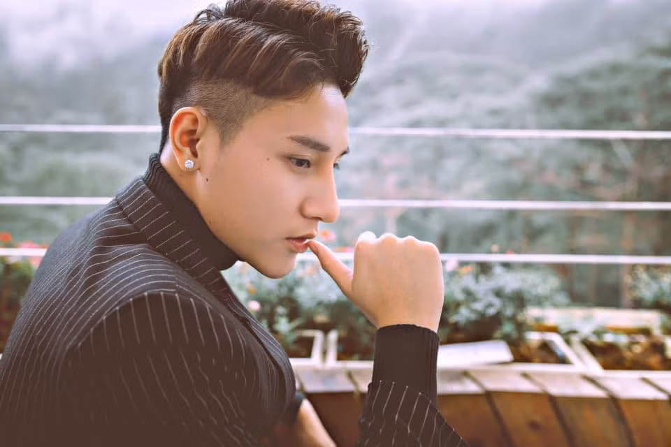 Ngoài những bình luận "ném đá", mới đây Khoa Vương còn dính nghi án lộ clip nhạy cảm từ quá khứ gây chú ý không kém trên cộng đồng mạng. Tuy nhiên, theo hot boy quê Bạc Liêu thì đây là một sự cố ngoài mong muốn, bản thân cũng chỉ là người bị hại.