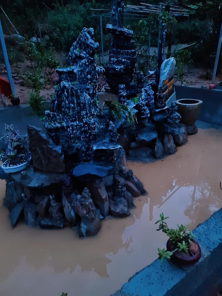 Tuy nhiên, cũng có một số ý kiến cho rằng vợ chồng chị Sao nên biết tiết chế việc khoe tình cảm và tạo chiêu trò "câu view" nếu muốn hạnh phúc bền lâu. Mời quý độc giả đón xem thêm video Cụ bà 103 tuổi lấy chồng thứ 23, kém mình 70 tuổi - Nguồn: KÊNH VTC14