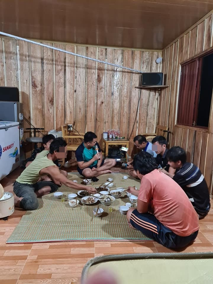 Chị đã đăng tải loạt ảnh các món đặc sản núi rừng do mình tự tay chuẩn bị như: ếch suốt om măng, cá bống suốt, cua tôm suối, rượu mật gấu..