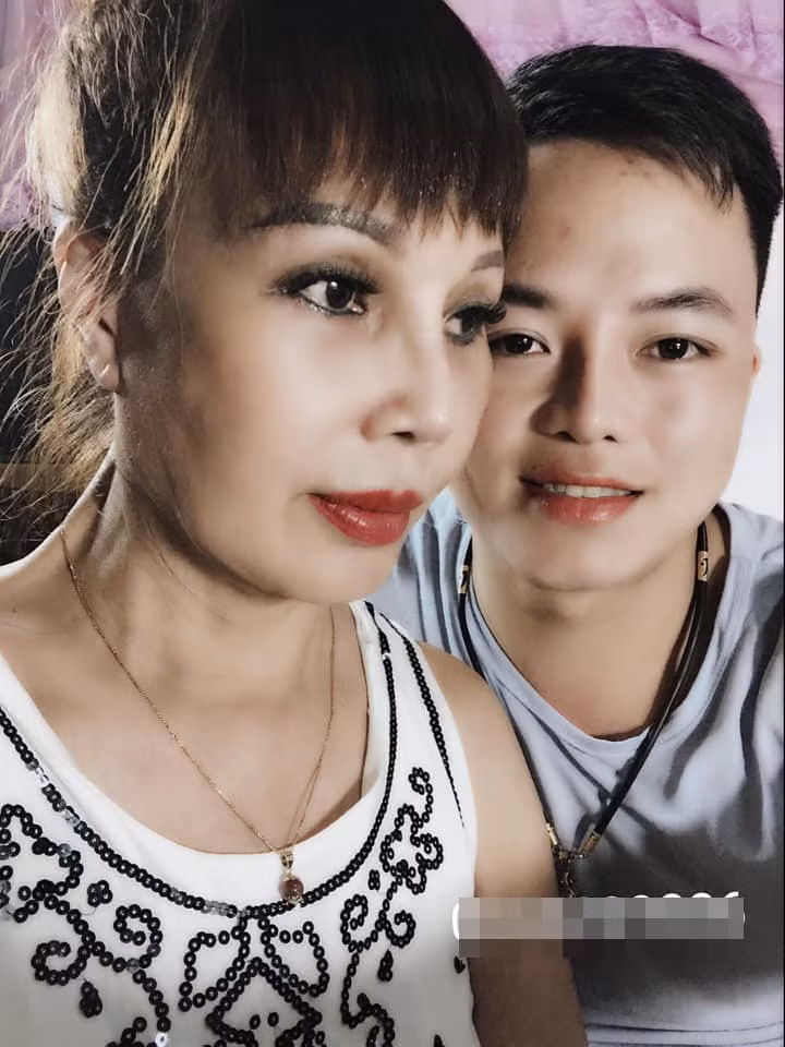 Ngoài ra, chị Thu Sao còn chia sẻ cảm giác khi bị anti-fan "ném đá" : "Nói về khổ có lẽ không có một người phụ nữ nào khổ như mình đâu. Chỉ cần các bạn nghĩ tới vào ngày cưới, đúng giờ phút thiêng liêng, mình hứng chịu rất nhiều gạch đá của dư luận. Và nó diễn ra như vậy trong suốt hơn 2 năm qua".