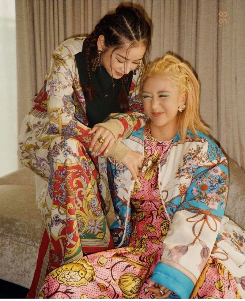 Tuy nhiên cả hai vẫn tuyệt nhiên không tương tác hoặc nhắc đến đối phương trên mạng xã hội từ sau vụ lùm xùm nói trên. Mời quý độc giả đón xem thêm video Chi Pu hát cải lương trong sản phẩm mới? - Nguồn: VTC NOW