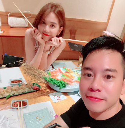Ngọc Trinh và chàng trai này có mối quan hệ thân thiết đã hơn 10 năm. Cả hai quen nhau từ khi cô nàng chưa nổi tiếng và mới bước vào showbiz.