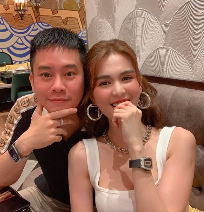 Được biết, người đàn ông lạ mặt này chính là bạn thân của "nữ hoàng nội y". Trên trang cá nhân có không ít hình ảnh đi ăn, đi du lịch giữa Ngọc Trinh và người bạn này.