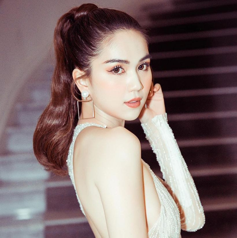 Vào cuối năm 2019, sau hơn 2 năm hẹn hò bí mật cùng bạn trai đại gia, "nữ hoàng nội y" Ngọc Trinh đã thông báo cả hai đường ai nấy đi và cô chính thức gia nhập hội "độc thân vui tính".