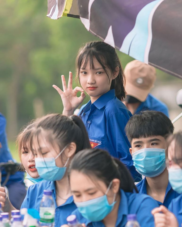 Sau khi những hình ảnh này đăng tải lên MXH, danh tính của nữ sinh xinh đẹp đã được dân mạng tìm ra nhanh chóng.