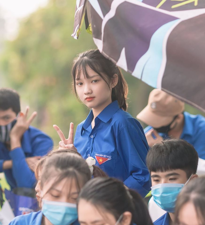 Khuôn mặt bầu bĩnh, đôi mắt long lanh cùng điệu cười duyên dáng là điểm nhấn khiến cô nàng có được cảm tình của nhiều người.