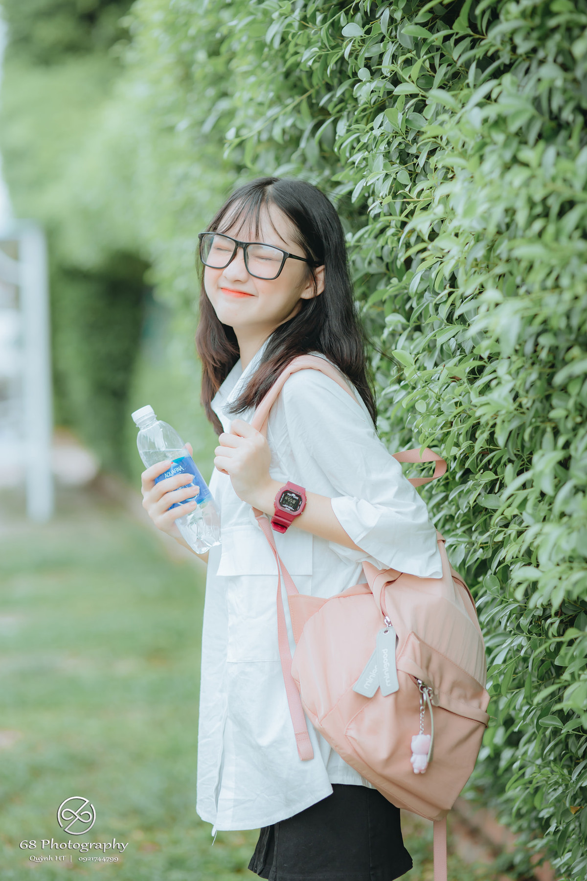 Bất ngờ vì được nhiều người chú ý bởi vẻ ngoài xinh đẹp, Hồng Nhung cho biết lúc đó được anh nhiếp ảnh bấm máy nên cô nàng có một số biểu cảm hơi nhí nhố, không ngờ được các bạn quan tâm và dành nhiều lời khen ngợi.