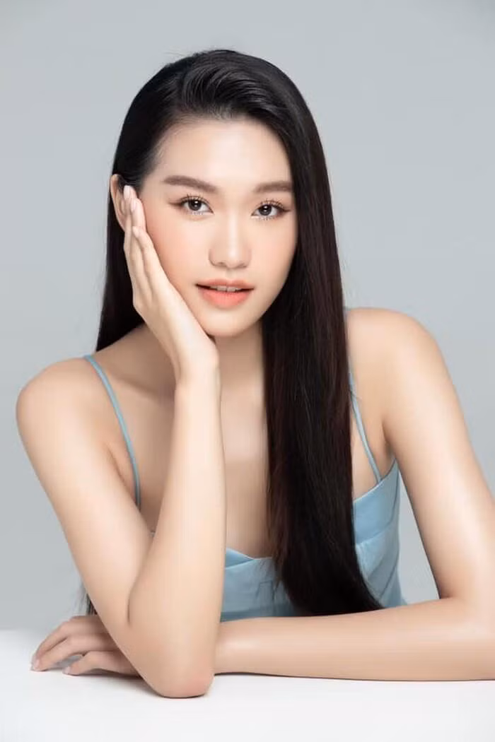 Cô gái sinh năm 2001 hiện đang là sinh viên năm 1 lớp chất lượng cao đại học Luật Hà Nội.