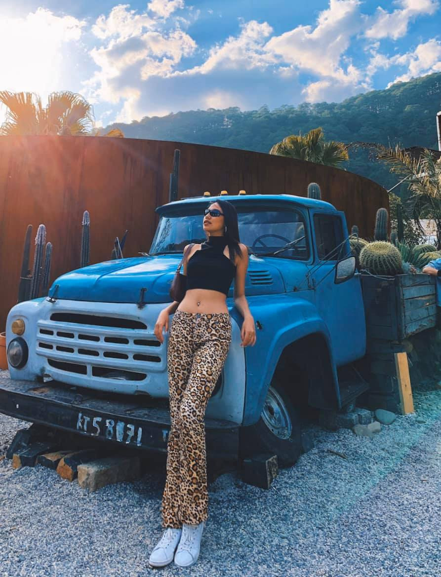 Dù còn khá trẻ nhưng Tường Linh lại là gương mặt quen thuộc trong làng chân dài. Cô thường xuyên góp mặt trong những fashion show của các NTK lớn trong nước. Mời quý độc giả đón xem thêm video Đỗ Mỹ Linh đăng quang Hoa hậu Việt Nam 2016 - Nguồn: KÊNH VTC1