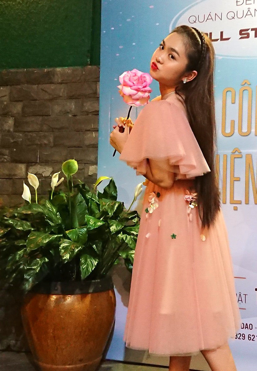 Sự nghiệp ca hát không chỉ làm Thiện Nhân thêm dày dạn kinh nghiệm mà còn có thu nhập để trang trải cuộc sống tại thành phố.