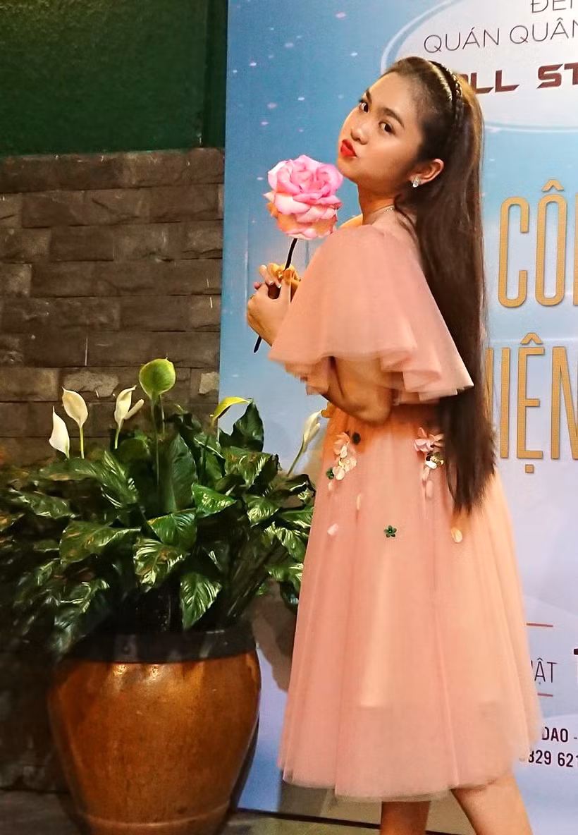 Sự nghiệp ca hát không chỉ làm Thiện Nhân thêm dày dạn kinh nghiệm mà còn có thu nhập để trang trải cuộc sống tại thành phố.