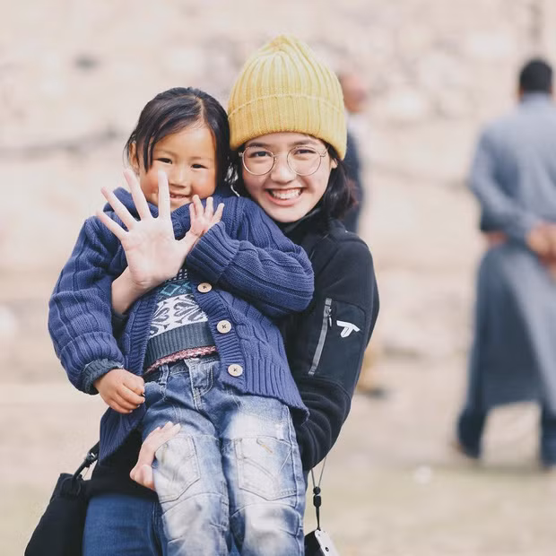 Với sức ảnh hưởng lớn trên mạng xã hội, cô không chỉ thành công với vai trò review về du lịch mà còn là người mẫu quảng cáo cho một số thương hiệu nổi tiếng.