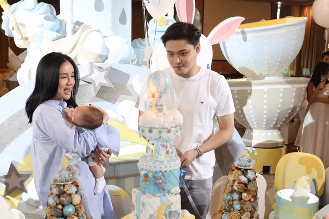 Mặc dù sở hữu hơn 280 nghìn lượt theo dõi trên Instagram, ái nữ họ Lim khá kín tiếng về đời tư, đặc biệt trong chuyện tình cảm. Cuối năm 2019, cô lần đầu nhắc đến nửa kia trong một cuộc phỏng vấn với tạp chí Icon. Kim Lim cho biết cả hai lần đầu gặp nhau tại Thái Lan và quyết định về chung một nhà chỉ sau 6 tháng hẹn hò. Tuy vậy, sau bê bối liên quan đến cờ bạc của chồng, con gái tỷ phú Singapore không còn đăng ảnh chụp cùng của hai người suốt một năm qua. Ảnh: @kimlimhl.