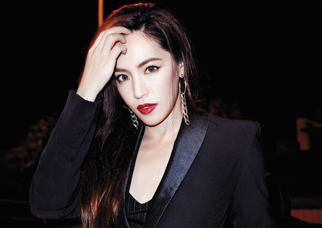 Arissa Cheo (38 tuổi), thường được nhắc đến với cái tên “quý cô hàng hiệu”, là ái nữ của lãnh đạo cao cấp tại tập đoàn truyền thông lớn của châu Á - Media Corp. Trang cá nhân của cô luôn ngập tràn hình ảnh diện những món đồ hiệu hay check-in tại các khu du lịch đắt đỏ trên khắp thế giới. Nhiều người ngạc nhiên khi biết rằng hầu hết khoản chi tiêu này đều do Arissa tự kiếm. Tự lập từ khi còn rất trẻ, thiên kim tiểu thư muốn chứng minh bản thân có thể thành công bằng chính sức lực của mình mà không phải dựa dẫm vào cha mẹ. Hiện tại, cô kinh doanh trong lĩnh vực thời trang và sở hữu thương hiệu thời trang của riêng mình. Ảnh: @arissa.cheo.