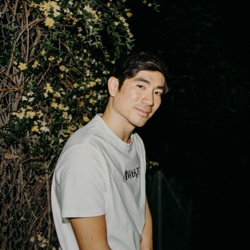 Được kỳ vọng sẽ tiếp quản đế chế kinh doanh của gia đình, song Kuok Meng Jun, cháu trai của Robert Kuok, tỷ phú giàu nhất Malaysia sở hữu khối tài sản ròng 11,7 tỷ USD, lại quyết định đi theo đam mê âm nhạc của riêng mình. Năm 2019, anh khiến nhiều người chú ý khi tham gia Singapore Idol mùa 3 và quyết định từ bỏ cuộc thi sau đó với lý do cá nhân. Tuy vậy, sự nghiệp âm nhạc của cựu sinh viên Đại học Stanford không dừng lại ở đó, anh nhanh chóng phát hành đĩa đơn EDM đầu tiên mang tên Into the Wild, mong muốn thử sức ở vai trò DJ và nhà sản xuất âm nhạc trong tương lai. Ảnh: junsounds.