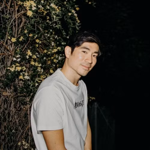 Được kỳ vọng sẽ tiếp quản đế chế kinh doanh của gia đình, song Kuok Meng Jun, cháu trai của Robert Kuok, tỷ phú giàu nhất Malaysia sở hữu khối tài sản ròng 11,7 tỷ USD, lại quyết định đi theo đam mê âm nhạc của riêng mình. Năm 2019, anh khiến nhiều người chú ý khi tham gia Singapore Idol mùa 3 và quyết định từ bỏ cuộc thi sau đó với lý do cá nhân. Tuy vậy, sự nghiệp âm nhạc của cựu sinh viên Đại học Stanford không dừng lại ở đó, anh nhanh chóng phát hành đĩa đơn EDM đầu tiên mang tên Into the Wild, mong muốn thử sức ở vai trò DJ và nhà sản xuất âm nhạc trong tương lai. Ảnh: junsounds.