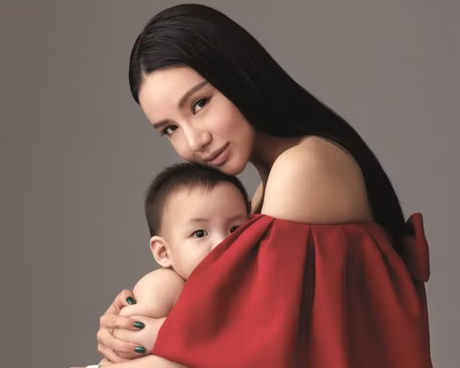 Hiện tại, nữ thừa kế 28 tuổi này là một trong những mạnh thường quân giúp đỡ các nhân viên y tế trong công cuộc chống dịch tại nước nhà. Hàng tuần, cô đều chuyển thực phẩm, đồ dùng cần thiết đến các bệnh viện và phòng khám quanh quốc đảo này. Kim Lim thừa nhận Covid-19 đã làm thay đổi hoàn toàn cuộc sống của cô, nhưng cũng vì thế cô sống giản dị hơn, có nhiều thời gian hơn dành cho con và học được nhiều bài học ý nghĩa. Ảnh: @kimlimhl.