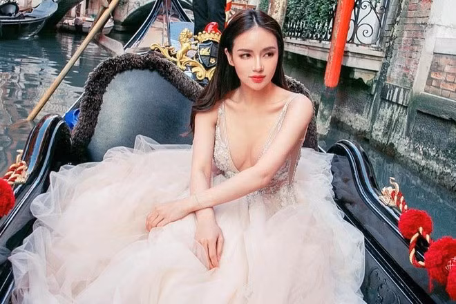 Theo Báo cáo Tài sản Toàn cầu 2019 của Credit Suisse, khoảng 2,18 triệu người ở Singapore nằm trong 10% dân số giàu nhất thế giới. Tính đến nay, tổng khối tài sản của họ có trị giá lên đến 111,7 tỷ USD. Thật không ngạc nhiên khi Kevin Kwan, cha đẻ của quyển tiểu thuyết ăn khách Crazy Rich Asians (tạm dịch: Con nhà siêu giàu châu Á - PV), lại chọn đảo quốc sư tử Singapore làm bối cảnh câu chuyện, vẽ nên bức tranh chân thực về cuộc sống hào nhoáng và xa xỉ của giới thượng lưu. Hơn hết, câu chuyện về những “phú nhị đại” ở đất nước này ngoài đời thực mới là điều công chúng quan tâm. Ảnh: @kimlimhl.