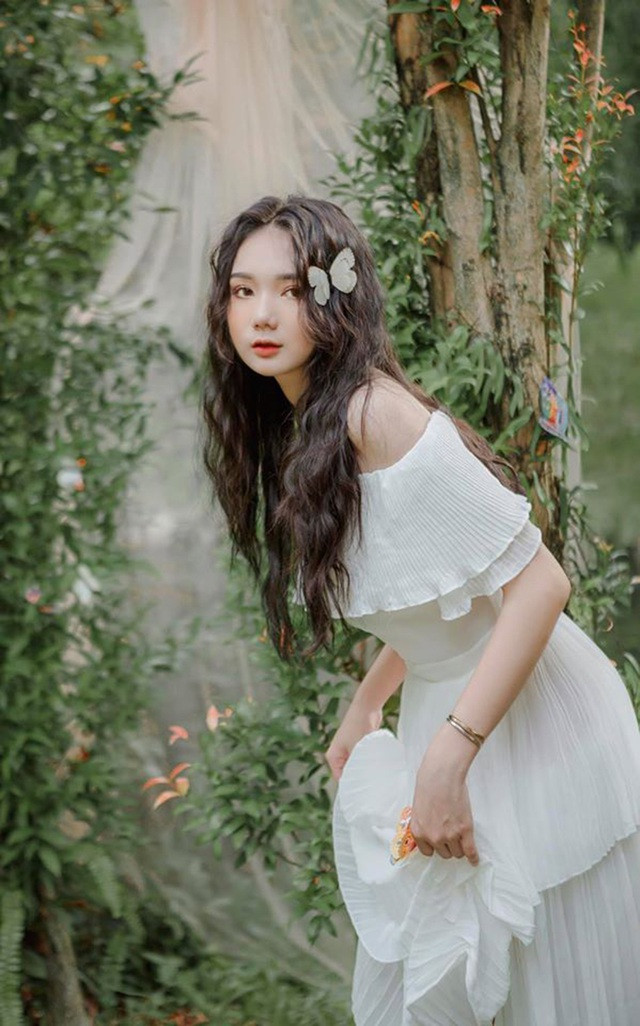 Hot girl Bình Dương được nhiều người yêu mến bởi nhan sắc ngọt ngào, gương mặt đẹp với sống mũi cao, đôi mắt to tròn cuốn hút.