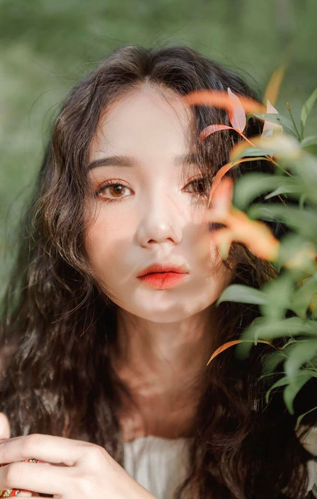 Ngoài sở hữu nhan sắc như con lai, Lâm Lê còn được mọi người biết đến là một cô gái có phong cách thời trang nhẹ nhàng, trong sáng.