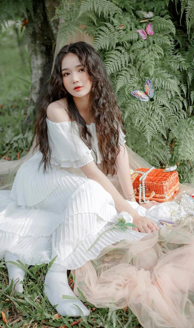 Mới đây, cộng đồng mạng lại bất ngờ xôn xao trước cô nàng Lê Thị Lâm - nữ sinh trường THPT Tân Phước Khánh, Bình Dương vì sở hữu nhan sắc khiến nhiều người hiểu lầm là con lai.