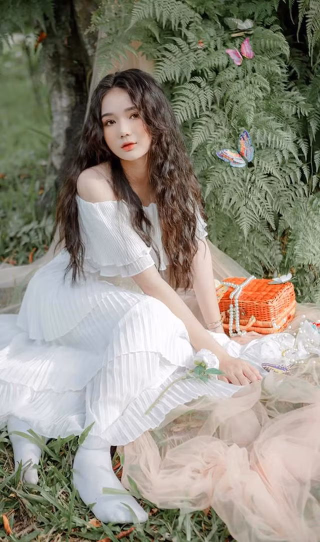 Mới đây, cộng đồng mạng lại bất ngờ xôn xao trước cô nàng Lê Thị Lâm - nữ sinh trường THPT Tân Phước Khánh, Bình Dương vì sở hữu nhan sắc khiến nhiều người hiểu lầm là con lai.