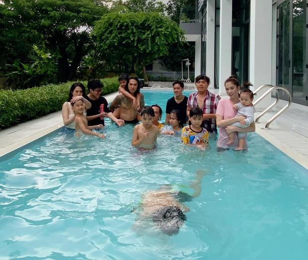 Tuy vậy, qua vụ việc này là một bài học kinh nghiệm cho Ngọc Trinh trong việc đăng tải, chia sẻ hình ảnh trong gia đình mang tính cá nhân để tránh vướng phải tranh cãi không đáng có. Mời quý độc giả đón xem thêm video Người đẹp Ngọc Trinh mơ làm ca sĩ? - Nguồn: KÊNH VTC1