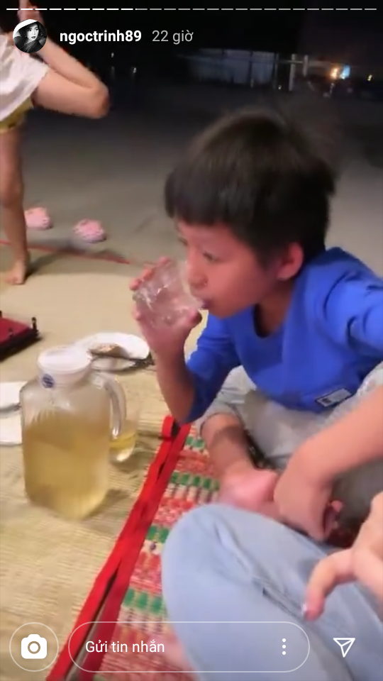 Bên cạnh nhiều bình luận tiêu cực thì cũng có người bênh vực, cho rằng việc người đẹp để các cháu "nhậu" chung trong bữa tiệc chỉ gồm các thành viên trong gia đình như thế này là bình thường và không có gì đáng chỉ trích