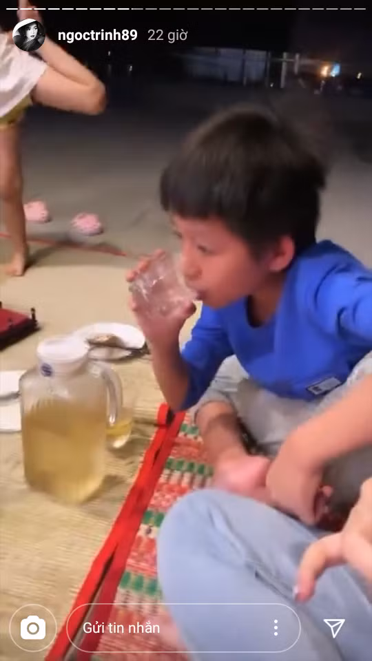 Bên cạnh nhiều bình luận tiêu cực thì cũng có người bênh vực, cho rằng việc người đẹp để các cháu "nhậu" chung trong bữa tiệc chỉ gồm các thành viên trong gia đình như thế này là bình thường và không có gì đáng chỉ trích