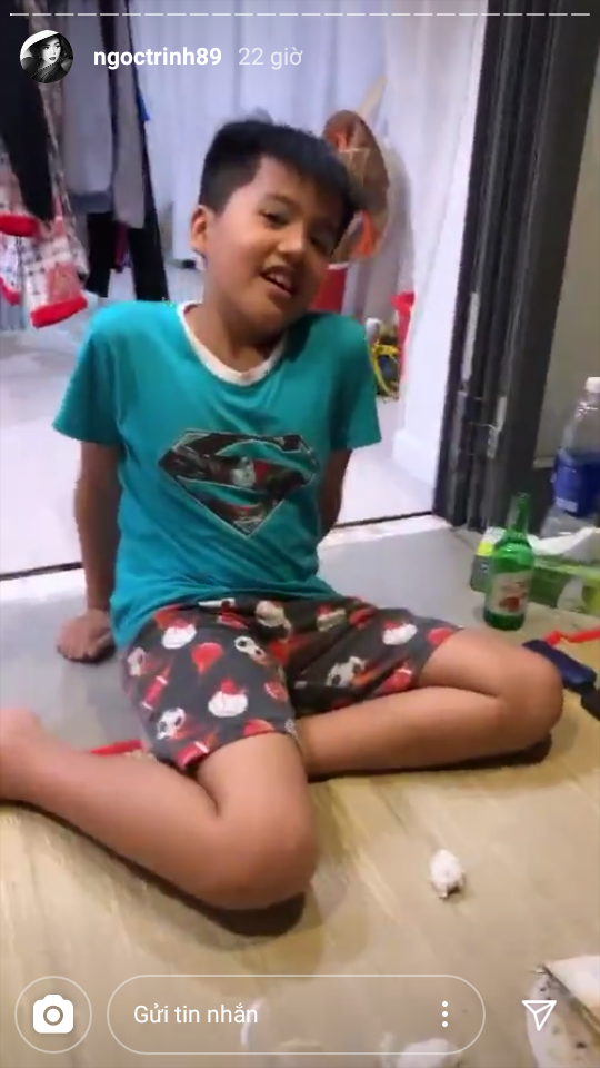 Mới đây, "nữ hoàng nội y" Ngọc Trinh đã khiến cộng đồng mạng tranh cãi kịch liệt khi người đẹp này tổ chức một bữa tiệc ăn uống trong nhà, đồng thời có uống rượu bia. Sẽ không có gì đáng nói nếu người đẹp không chia sẻ hình ảnh hai cháu bé vẫn còn nhỏ tuổi nhưng tham gia "nhậu" chung với người lớn.