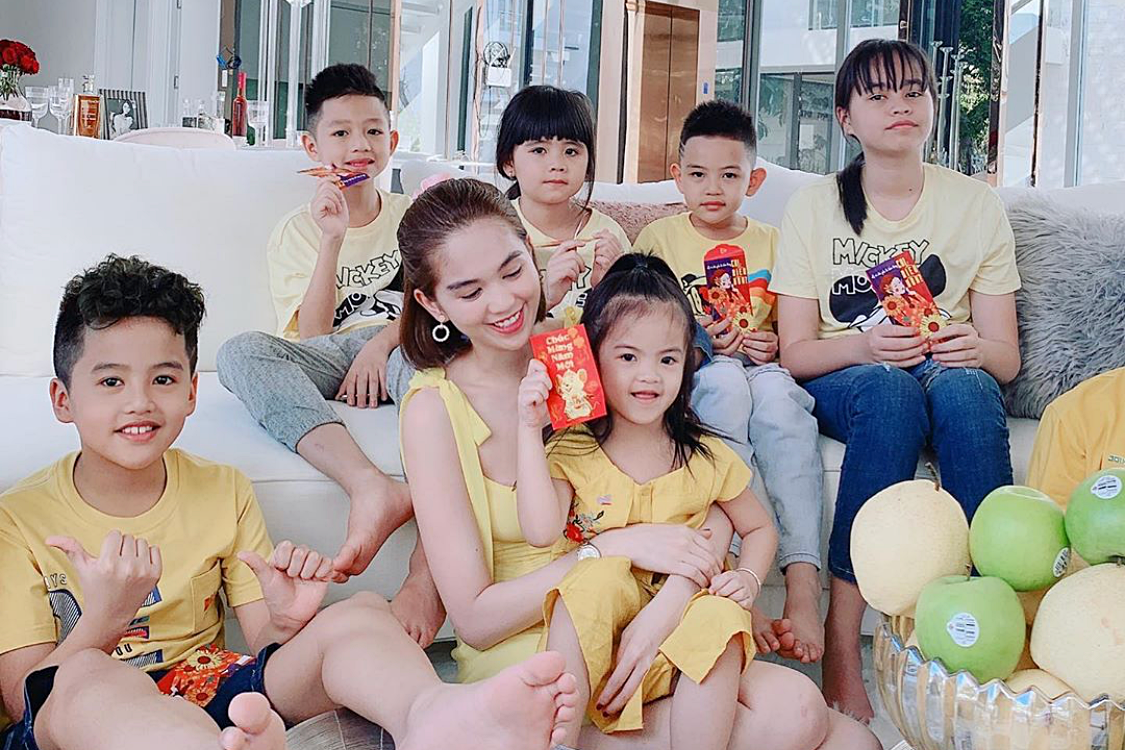 Ngọc Trinh là con út trong gia đình có bốn anh chị em. Các anh chị của cô đều lập gia đình sớm nên hiện tại người đẹp mới có nhiều cháu như vậy.