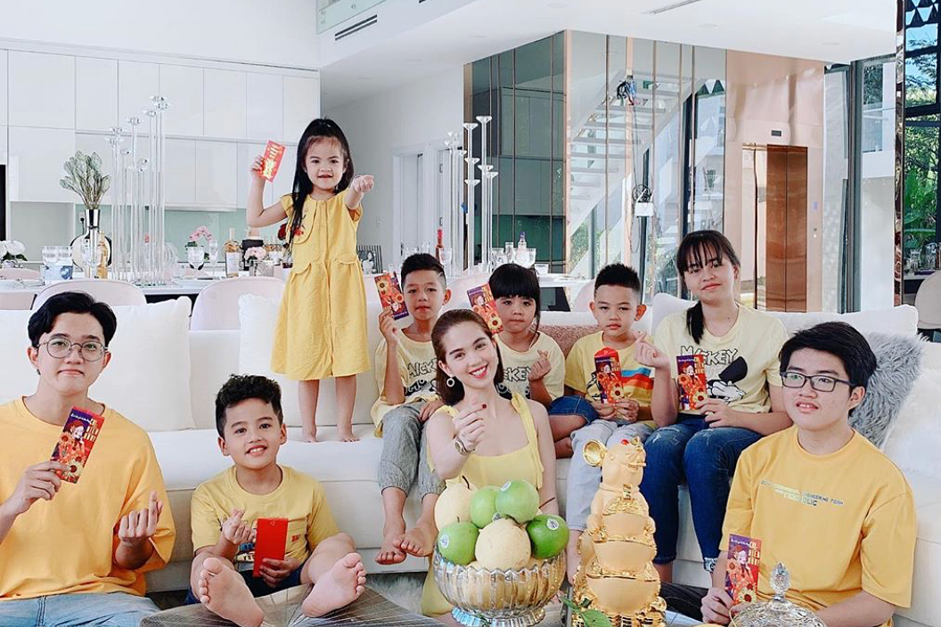 Được biết, Ngọc Trinh có đến 11 người cháu và cô thường chia sẻ nhiều hình ảnh về gia đình thân yêu của mình lên mạng xã hội.