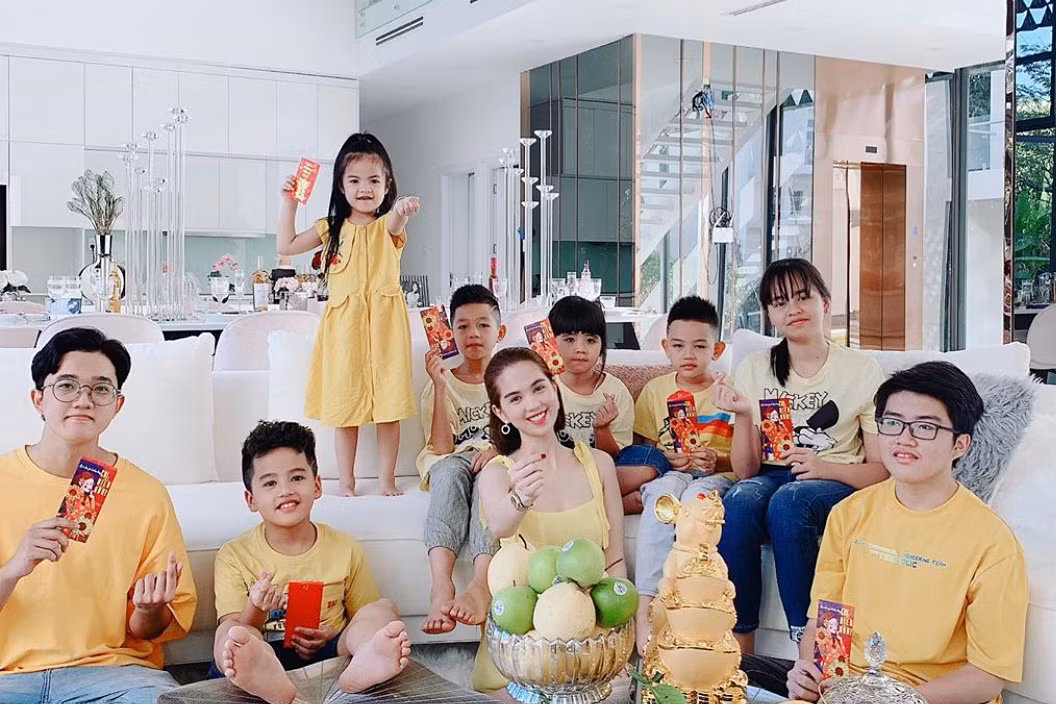 Được biết, Ngọc Trinh có đến 11 người cháu và cô thường chia sẻ nhiều hình ảnh về gia đình thân yêu của mình lên mạng xã hội.