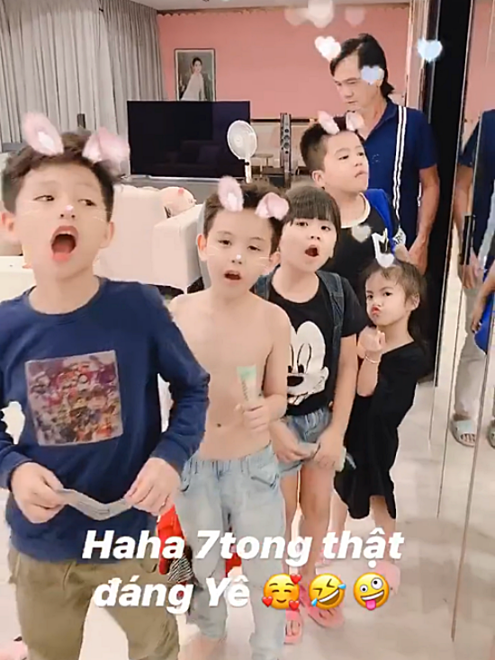 Là dì út trong nhà, Ngọc Trinh rất gần gũi, yêu thương các cháu. Đặc biệt khi hoàn thiện xong ngôi biệt thự gần 50 tỷ đồng, "nữ hoàng nội y" cũng thường xuyên tổ chức nhiều bữa tiệc, đón các cháu sang nhà chơi.