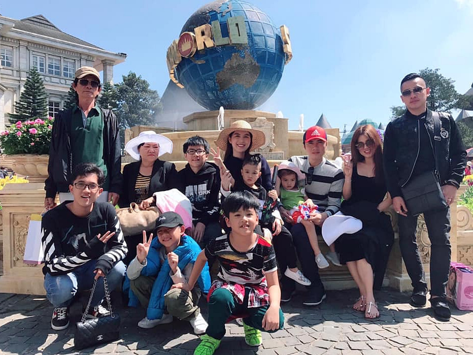 Ngọc Trinh nổi tiếng là người sống tình cảm và giản dị với gia đình, vậy nên dù bên ngoài có sang chảnh, vướng nhiều thị phi thế nhưng cô vẫn luôn có những khoảnh khắc bình dị, yêu thương, chăm sóc gia đình hết mực.