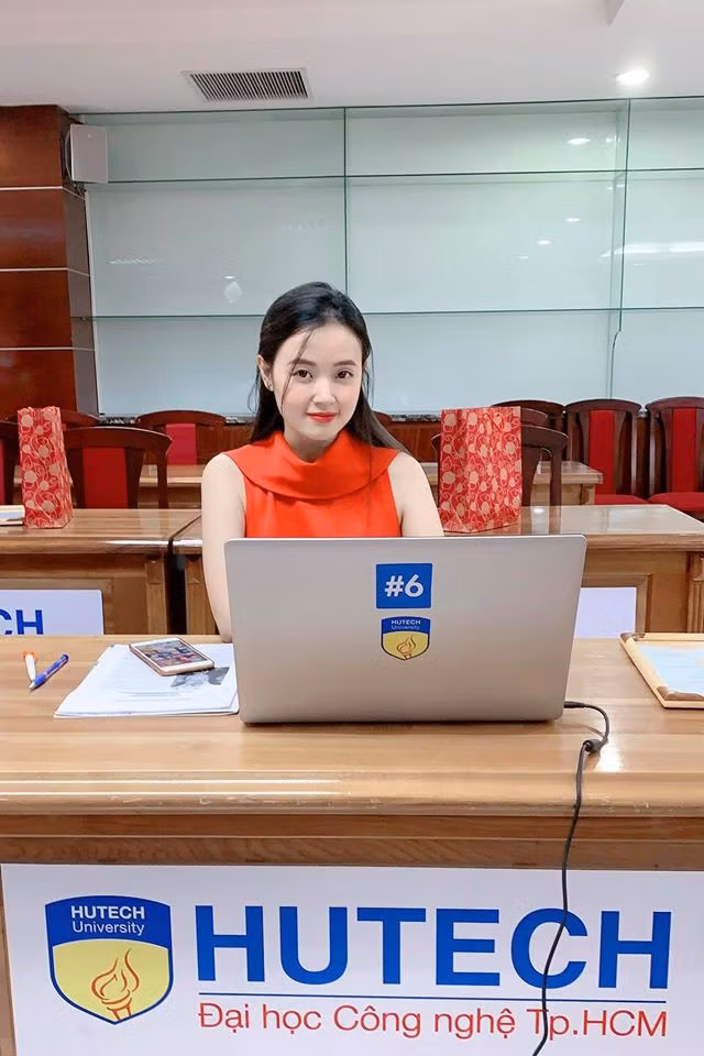 Cách đây không lâu hot girl Midu bất ngờ nổi lên qua những hình ảnh khi trở thành giảng viên đại học. Hiện tại, Midu giảng dạy ngành Thiết kế thời trang của Khoa Kiến trúc Mỹ thuật của trường Đại học Công nghệ TP HCM (Hutech).