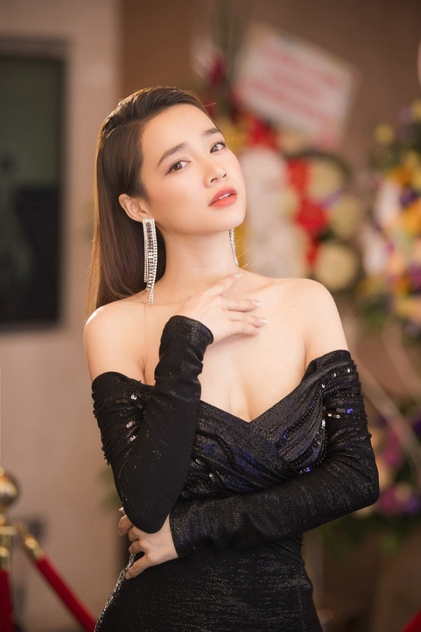 Cô nàng thường xuyên chọn style “kín cổng cao tường” nên chẳng mấy ai biết rằng hóa ra Nhã Phương cũng có được thân hình rất đẹp.