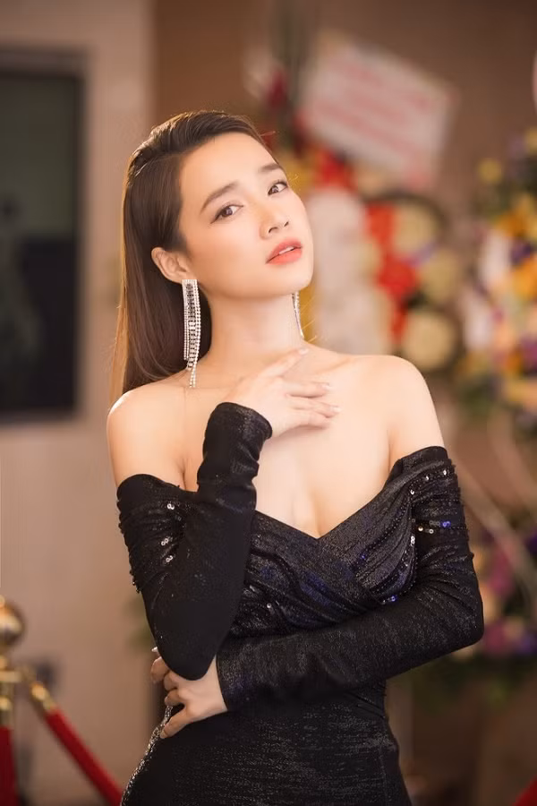 Cô nàng thường xuyên chọn style “kín cổng cao tường” nên chẳng mấy ai biết rằng hóa ra Nhã Phương cũng có được thân hình rất đẹp.