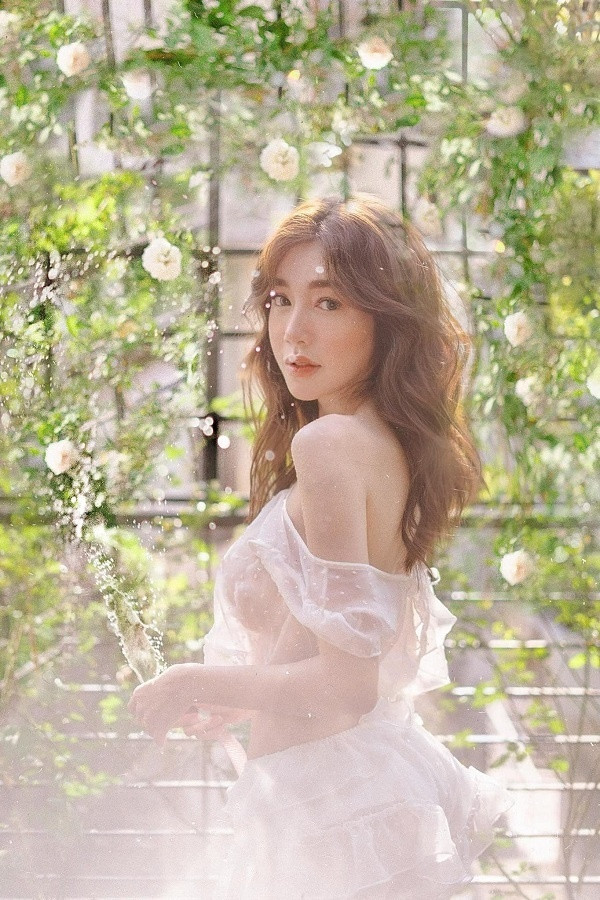 Sở hữu ngoại hình gợi cảm, bà mẹ hai con Elly Trần nhận được nhiều lời khen ngợi từ truyền thông.