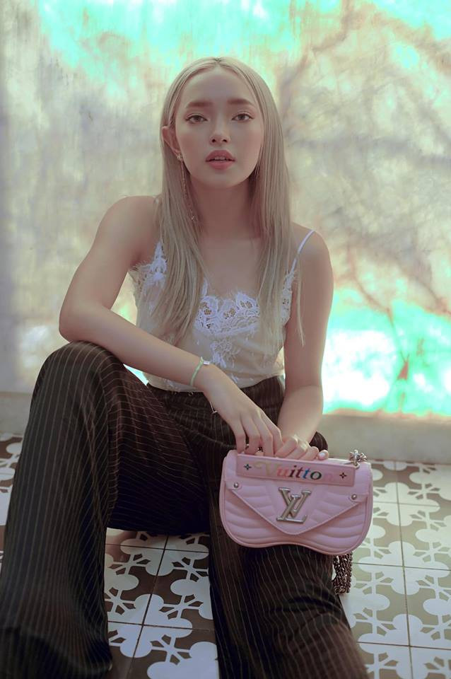 Được biết, vào khoảng tháng 7/2019, cô nàng khoe đã “tậu” một chung cư rộng gần 100 m2 ở Sài Gòn. Bên cạnh đó, hot girl sinh năm 1997 còn là một tay chơi hàng hiệu thứ thiệt với vô số món đồ đắt đỏ. Bên cạnh những thành tựu và thu nhập khủng đạt được trong lĩnh vực thời trang, Châu Bùi còn sở hữu cho mình nhiều công ty quy mô vốn tỷ đồng.