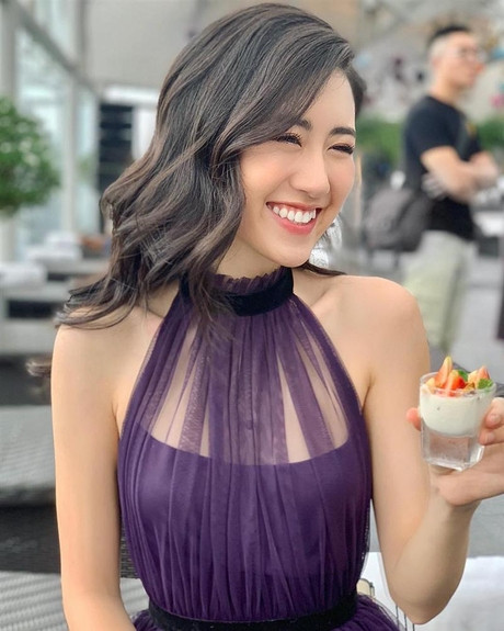 Ngoài làm công việc này, Mai Vân Trang còn là chủ quán cafe khá nổi tiếng ở Hà Nội. Cô còn là mẫu ảnh look book cho nhiều cửa hàng thời trang và là gương mặt đại diện của các nhãn hàng.