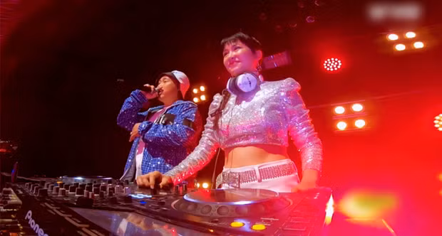 Tuy nhiên mới đây khi xuất hiện trên sóng truyền hình của King of Rap, Trang Moon khiến không ít khán giả khó nhận ra vì góc quay "dìm" gương mặt.