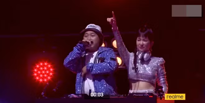 Ở góc máy trực diện, nhan sắc của Trang Moon trông ổn hơn rất nhiều.