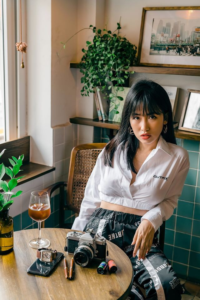 Theo lời nữ DJ, vòng 1 của cô hoàn toàn tự nhiên, chứ không phải do dao kéo.