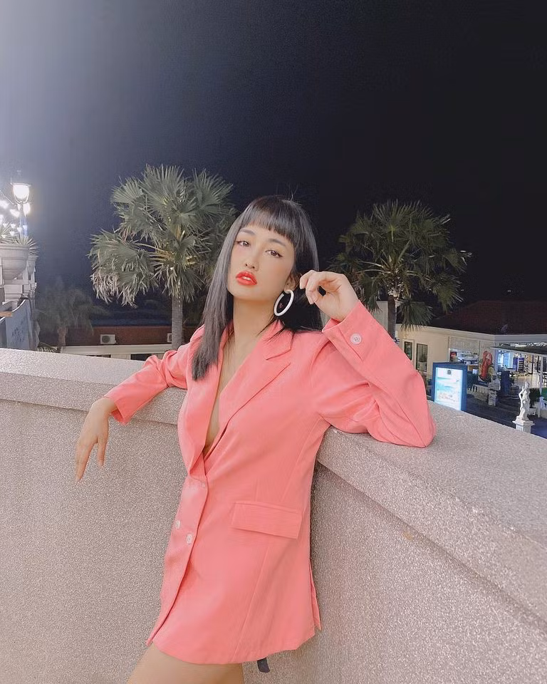 Khoảng 1 năm trở lại đây, Trang Moon trở nên vô cùng táo bạo. Cô không ngần ngại diện những bộ độ khoe triệt để cơ thể nóng bỏng cùng những đường cong quyến rũ.