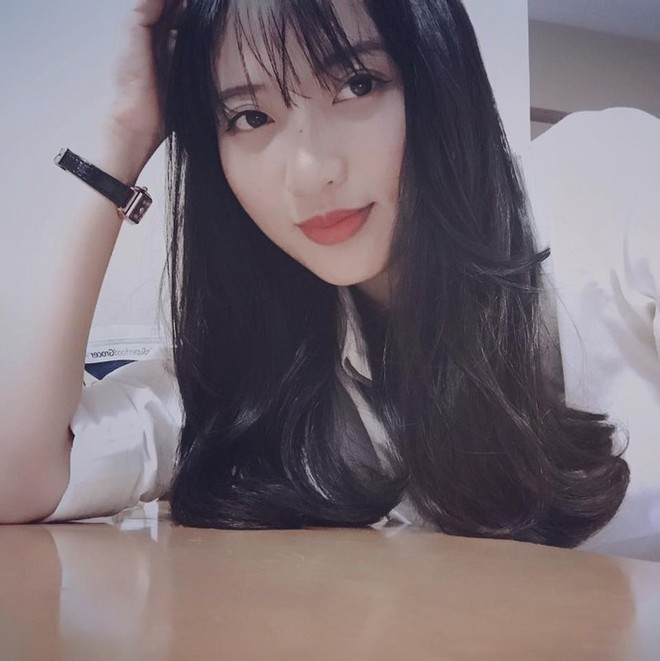 Tài giỏi, thông minh chưa đủ, cô gái Thanh Hóa còn sở hữu nhan sắc ưa nhìn với thân hình nhỏ nhắn, nụ cười duyên.