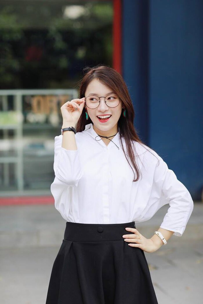 Nhờ ngoại hình dễ mến, khả năng dẫn dắt duyên dáng cùng trình tiếng Anh nổi bật, Khánh Vy được nhiều người chú ý và yêu mến.