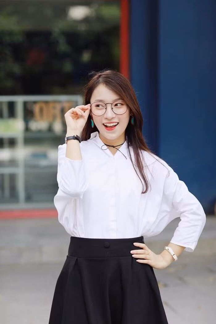 Nhờ ngoại hình dễ mến, khả năng dẫn dắt duyên dáng cùng trình tiếng Anh nổi bật, Khánh Vy được nhiều người chú ý và yêu mến.