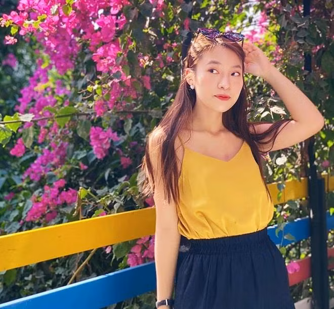 Sau 4 năm, Khánh Vy vừa tốt nghiệp với tấm bằng loại giỏi khoa Quan hệ Quốc tế của trường Học viện Ngoại giao.